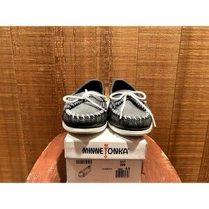 Minnetonka 209 Women's Boat Shoe Size US 8.5 Moc Toe Navy Leather
